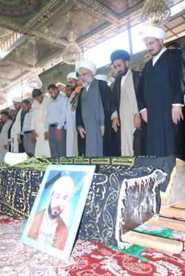 الشيخ عبد المهدي الكربلائي يصلي على جثمان الشهيد المغدور الشيخ مهند المعمار ورفيقه في كربلاء (مصور)