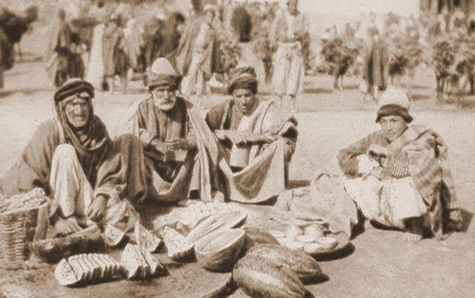 صورة نادرة  لباعة الرقي في سوق البصرة بداية القرن المنصرم