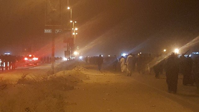 بالصور: زائرو عاشوراء يشتكون سوء خدمات النقل في كربلاء