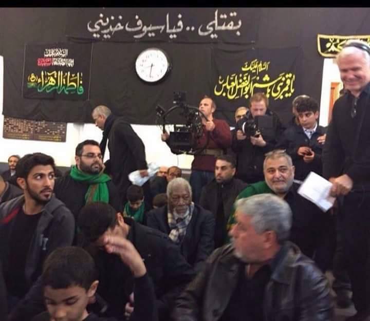 الفنان الأمريكي الشهير"مورغان فريمان" يحضر مجلس عزاء حسيني في لندن ويشارك الشيعة أحزانهم