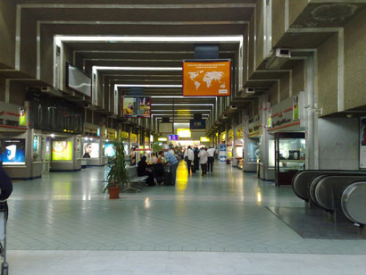 ضرتان تشبعان زوجهما العربي ضربا بمطار القاهرة