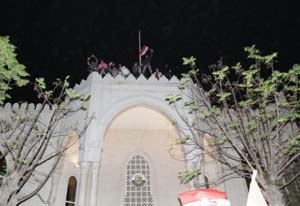 الاف السوريين يتظاهرون ضد قرار الجامعة واقتحام السفارتين القطرية والسعودية في دمشق