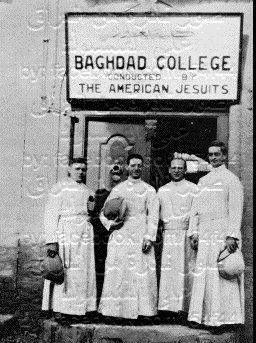 صورة ارشيفية نادرة لمؤسسي كلية بغداد