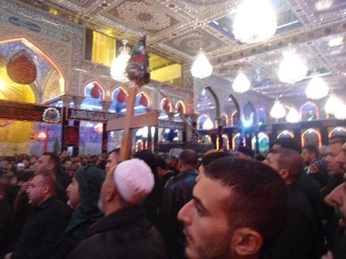 مسيحيون يحييون عاشوراء في الصحن الحسيني الشريف (مصور)