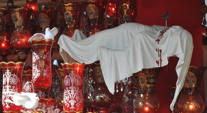 مجسم فني وسط كربلاء يمثل مقتل طفل رضيع من احفاد رسول الله على ايدي مجرمي بني امية (مصور)