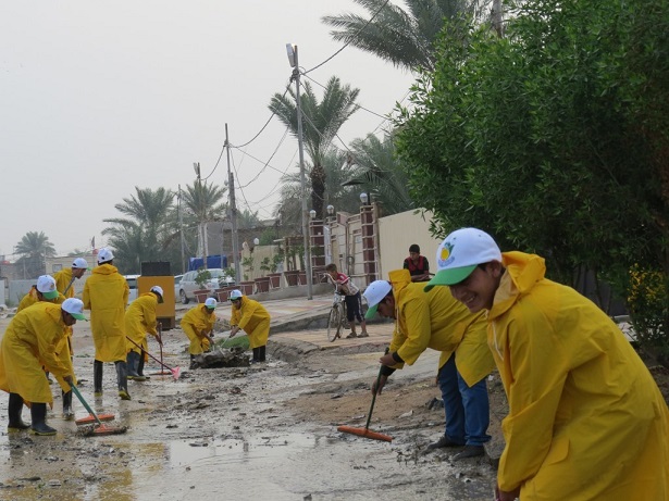 بالصور : عشرات الأيتام في الديوانية ينظفون شوارع محافظة