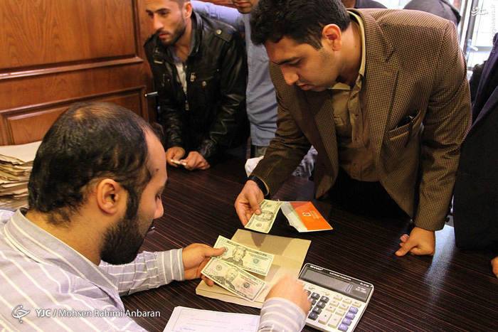 بالصور: الايرانيون في طهران يدفعون بالدولار للحصول على تأشيرة زيارة الأربعين