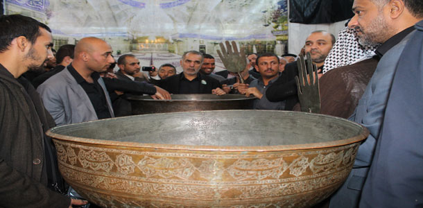 مواطنون يسلمون العتبة الحسينية قطعا اثارية خاصة بمرقد الامام الحسين فقدت ابان انتفاضة 1991 (مصور)