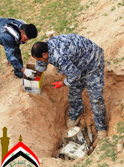 بالصور :شرطة كربلاء تقوم  بتفجير آمن لعدد من المتفجرات المصادرة