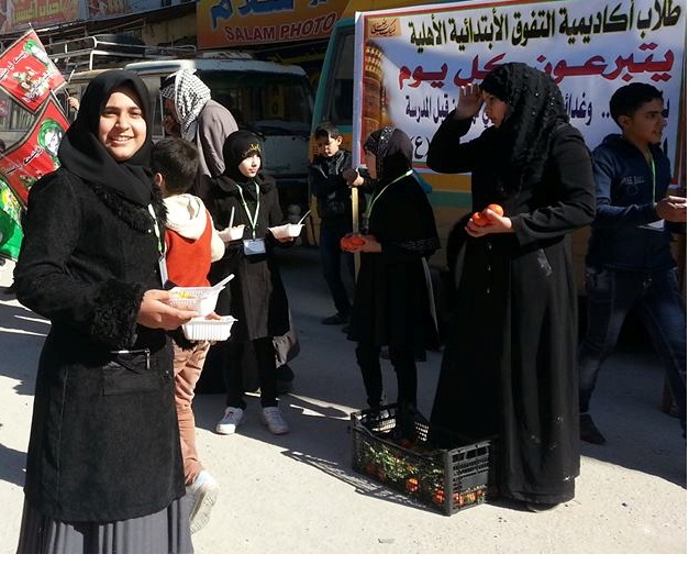 بالصور:اطفال ابتدائية يتبرعون بفطورهم لزوار اربعينية الامام الحسين [ع]
