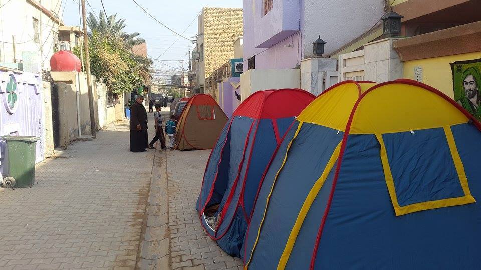 بالصور : بعد ان امتلئت بيوتهم ابناء كربلاء ينصبون الخيام لاستيعاب زوار الامام الحسين (ع)