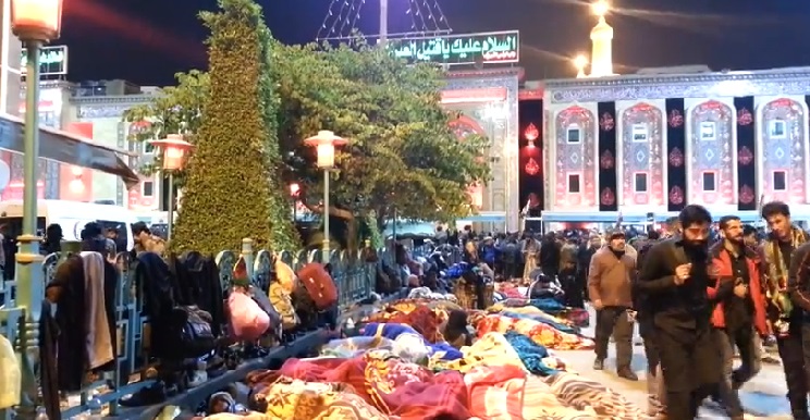 بالفيديو:زوار الاربعين يفترشون محيط العتبة الحسينية لكثرة الازدحام ونيل اجر وثواب الزيارة