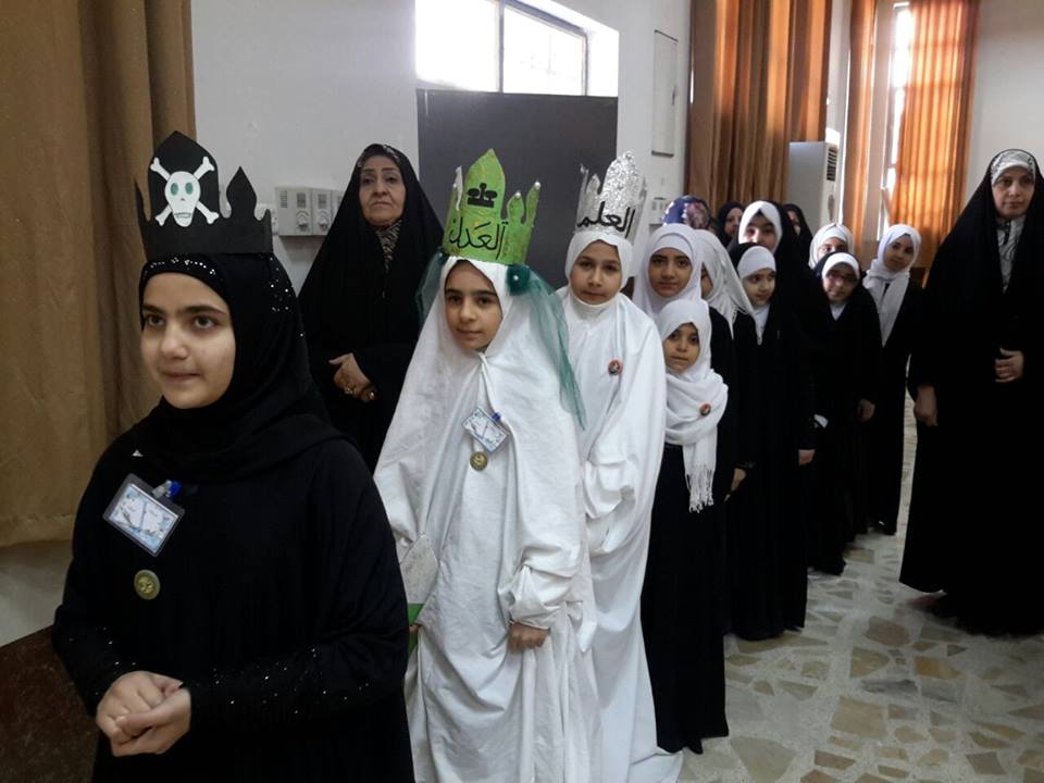 كربلاء :معلمة تتكفل نفقات افتتاح مكتبة نموذجية في داخل مدرستها(مصور)