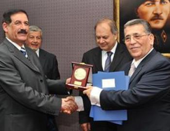 اصابة رئيس جامعة الموصل باطلاقات نارية على اثر هجوم مسلح اثناء ذهابه للصلاة