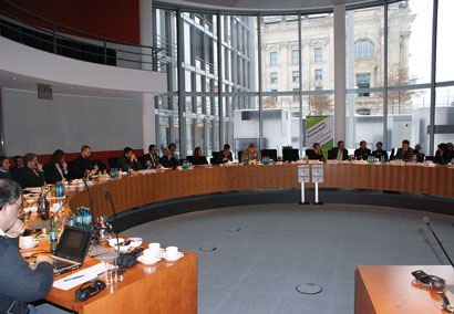 البرلمان الالماني ومؤتمر حول الاسلام وزعت فيه نسخاً من مقترح السراي والقاضي بتجريم شيوخ التكفير ومنعهم من دخول اوربا