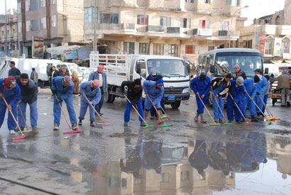 حملة لغسل شوارع مركز مدينة كربلاء بمشاركة 200 عامل تنظيف (مصور)