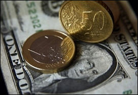 الدولار يهبط الى مستوى قياسي أمام اليورو