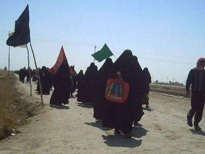 حشود الزائرين تزحف من اقصى نقطة بجنوب العراق الى مدينة كربلاء لاحياء مراسيم اربعينية الامام الحسين