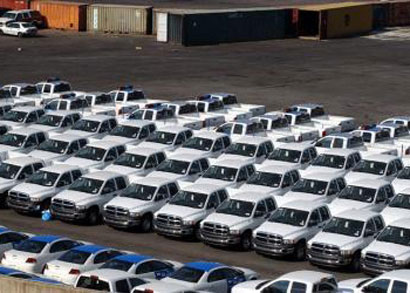 ضباط في الداخلية يرفضون تسلم سيارات حكومية مدنية ذات لوحات مميزة تجنبا للاستهداف