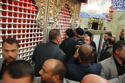 عاجل السيد مقتدى الصدر يزور مرقد ابي الفضل العباس عليه السلام في كربلاء