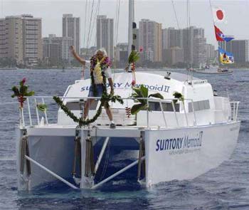 ياباني يبحر عبر المحيط الهادي في زورق يسير بطاقة الامواج