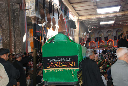 توافد مواكب العزاء الى الصحن الحسيني وموكب مميز لاهالي النجف لمناسبة ذكرى استشهاد الإمام الحسن المجتبى (عليه السلام)