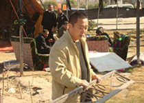 صيني من الديانة البوذية يقيم موكب عزاء حسيني في الناصرية ويقدم خدماته لزائري كربلاء