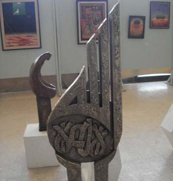 معرض للفنون التشكيلية واعمال النحت في كربلاء