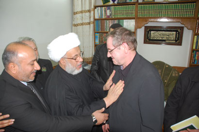 ممثل جامعة هامبورغ الالمانية يشهر اسلامه في مرقد الامام الحسين في كربلاء (مصور)