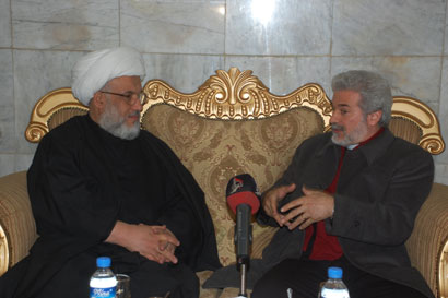 قس من سوريا يشارك المسلمين مسيرتهم الى كربلاء ويلتقي بالشيخ الكربلائي بالعتبة الحسينية (مصور)