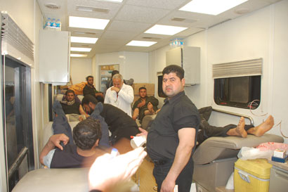 زوار الامام الحسين عليه السلام يسارعون للتبرع بالدم اثر تفجرين ارهابيين عند مداخل كربلاء(مصور)