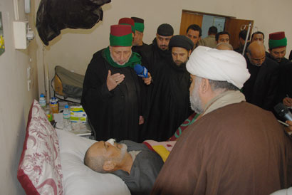 وفد من العتبتين الحسينية والعباسية المقدستين يتفقد جرحى تفجيرات الخميس في كربلاء(مصور)
