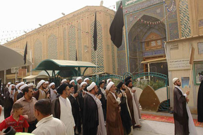 500 زائر من طلاب العلوم الدينية من 52 بلدا يتوجهون اليوم سيرا على الاقدام من النجف الى كربلاء