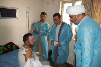 وفد من العتبة الحسينية المقدسة يتفقد جرحى الانفجار في مستشفى الحسين العام ويسلمهم هدايا نقدية