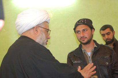 عراقي مسيحي يشهر اسلامه في مرقد الامام الحسين وبمباركة الشيخ الكربلائي (مصور)