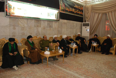 قائد القوة البرية الفريق علي غيدان يزور مرقد الامام الحسين ويلتقي بالشيخ الكربلائي