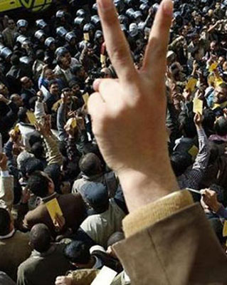 استمرار الاحتجاجات في مصر واشتباكات بين متظاهرين وقوات الأمن أمام وزارة الخارجية