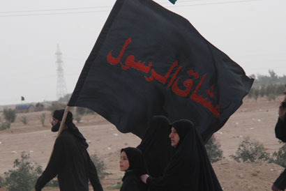 الكربلائيون يتوجهون صوب النجف لاحياء ذكرى وفاة الرسول الأعظم