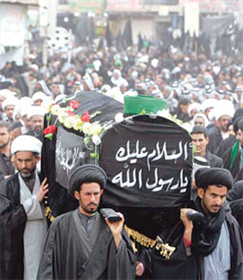 تواصل توافد الحشود الكبيرة سيرا على الاقدام لمرقد الامام علي بن ابي طالب لتقديم العزاء بمناسبة وفاة النبي الاعظم (ص)
