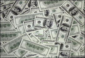 الدولار يحافظ على مکاسبه التي سجلها بعد هبوط اسعار النفط