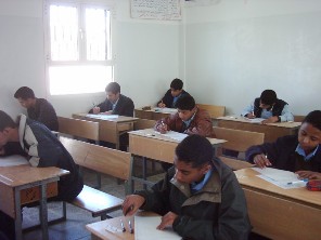 في شوارع مليئة بالاوحال نتيجة الامطار.. طلبة كربلاء يذهبون لاداء امتحانات نصف السنة  اليوم