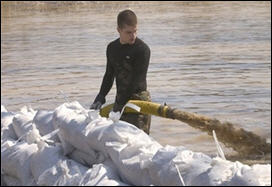 مقتل 13 شخصا على الأقل في فيضانات في الولايات المتحدة