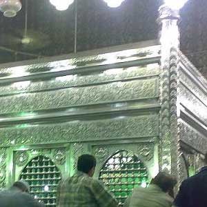 العراقيون يحتفلون بالمولد النبوي الشريف  في مقام الامام الحسين بمصر