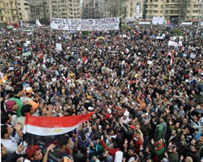 مصر:تشييع جنازة رمزية لصحفي في ميدان التحرير