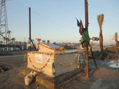 متعلقات الاطفال الشهداء الذين قضوا بتفجيرات كربلاء في زيارة الاربعين تخلدهم بمكان الحادث