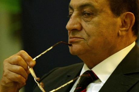 مبارك يفوض نائبه سلطات الرئيس والمحتجون يطالبون برحيله