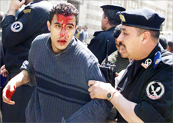 انتشاركثيف للجيش فى جميع شوارع القاهرة وتجاوزات سافرة على عوائل عراقية واختطاف عدد منهم