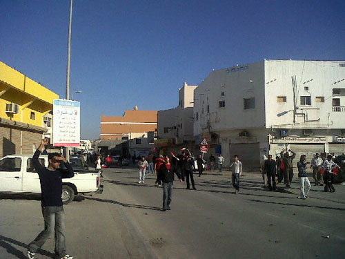 استشهاد اربع مواطنين وجرح 200 آخرين باشتباكات قرب مستشفى السلمانية والسلطات تمنع دخول المسلمين الشيعة الى البلاد