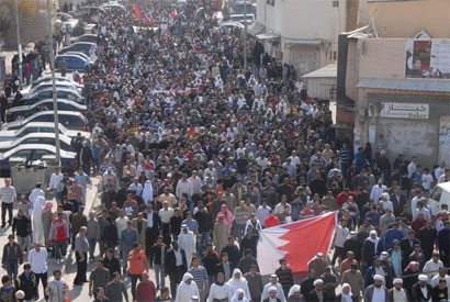 مليشيات سعودية واماراتية تشارك في قمع انتفاضة البحرنيين وتقتحم مستشفى حكومي بالمنامة وتعتقل الجرحى (مصور)