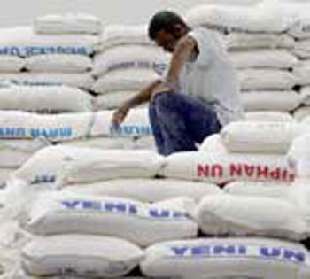 بعد تأخرها ...وزارة التجارة تعلن عن بدء توزيع البطاقة التموينية للعام 2008